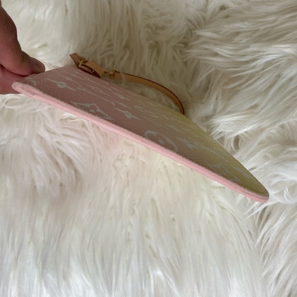 β¨πLouis Vuittonπβ¨ Neverfull Pouch By the Pool Light Pink & Yellow - Picture 4 of 12